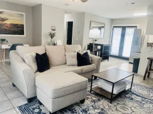 Image of Cozy & Hip 2-bedroom home - 5 min from Downtown