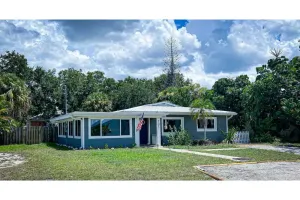 Image of \"The Barnacle\"- Centrally located w\/ pool