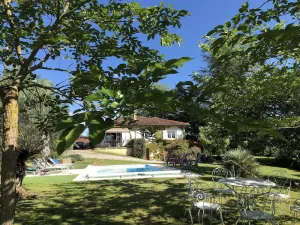 Image of Detached house renovated with taste in a shaded park surrounded by vineyards