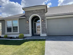 Image of Easy access to I82. Almost new, spotless and spacious close to Trac and Richland