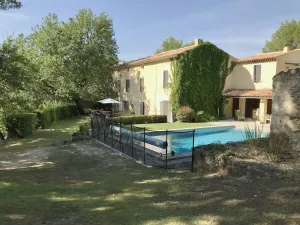 Image of Provencal house with large garden and swimming pool.