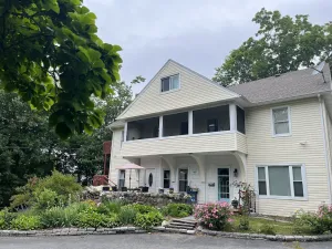 Image of Quiet 2 bedroom 1 bath 3rd floor apartment close to everything