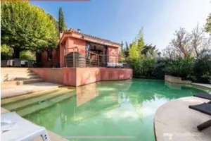 Image of Character villa with large swimming pool at the foot of the Pagnol hills