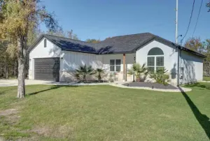 Image of Country feel in this open plan 3 bed\/2 bath home.