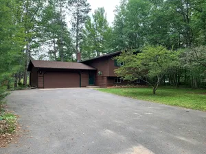 Image of Family friendly 4 bed, 2 bath home on the chain of lakes and snowmobile trails.