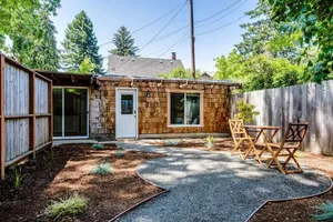 Image of University Cottage, 2 blocks from U of O.