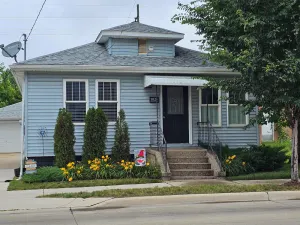 Image of Beautifully redone, close to lake, fenced yard, no pet fee!