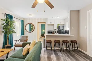 Image of Stylish 2 BR townhouse near cute park, Baylor Med, 15 min to Uptown