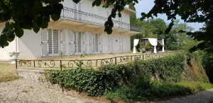 Image of Colonial house surrounded by cliffs and trees