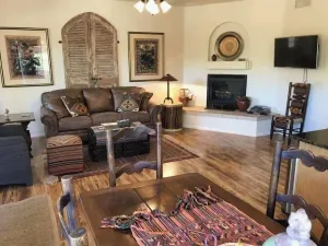 Image of Great Location! Modern 1 Bedroom Condo with a Rustic Flair! - Grasshopper - S009