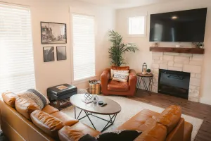 Image of Cozy Modern Farmhouse, King bed, great yard, pets!