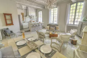 Image of Luxurious & comfortable apartment overlooking the Place aux Herbes