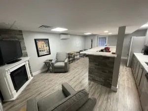 Image of Modern, no street noise, central location!