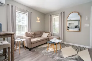 Image of Vibrant 1 bed APT near Downtown Cola!