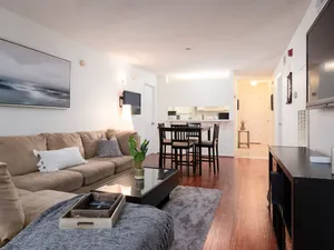 Image of ❈❈ Spacious Condo with balcony mins to UF, Shands, and DOWNTOWN ❈❈
