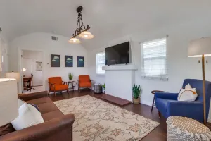 Image of Welcoming bungalow with den, ideal for longer stays, near everything!