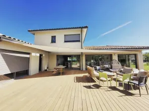 Image of Villa Contemporaine Avec Piscine Chauffée et ses Grands Espaces Verts au Calme