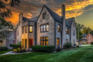 Image of Midtown Dundee Castle across the street from Warren Buffett!