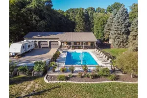 Image of The \"Pool Barn Camper\" w\/Hot Tub near Indiana Dunes