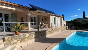 Image of air-conditioned villa, pool and 3 bedrooms with garden
