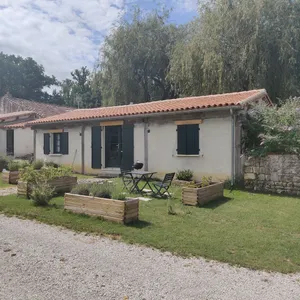 Image of Exceptional bungalow, spacious, shared pool, for long stays