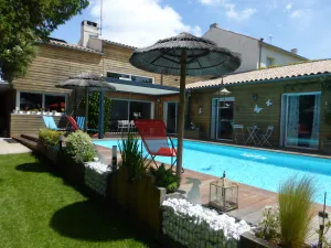 Image of Contemporary villa of 160 m2 with swimming pool in enclosed park with trees