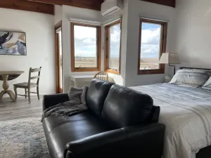 Image of Coastal Del Mar studio with fabulous views - 10 min walk to the beach!