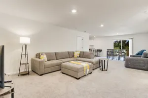 Image of Bright and Spacious 4 Bed\/2Bath
