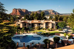 Image of Sedona Casa Oak Creek community clubhouse, pool, hot tub, tennis & balcony with views!