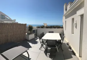 Image of Rare Seafront la Grande Motte 4 people large terrace top floor.