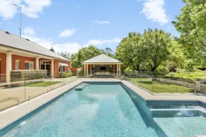 Image of Hampton's Cottage with a Pool Close To Sydney