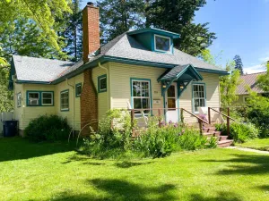 Image of DT basecamp w\/chef kitchen, yard & dog friendly