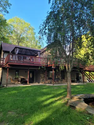Image of LARGE 2 BEDROOM CONDO ON WOODED LOT, POOL AND HOT TUB, MIN TO PENNSTATE