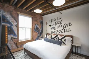 Image of TB309 ~ Unique Flat w\/ Elevator ~ 1865 Club\/Bar On Site ~ Pool ~ 2 Miles to Broadway ~ Free Parking