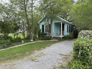 Image of Adorable Cottage, only one block from the sandy beach!