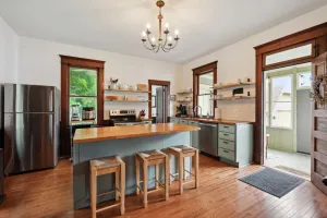 Image of Spacious and charming 4br home in downtown Pella