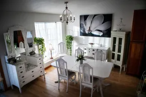 Image of The Flower Artist Home- walk to Pub, Shops & Trails. Dog-friendly!