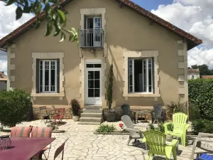 Image of 1920s Charentais house near a lake