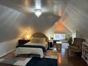 Image of Cosy Boho 3rd Floor Studio in Heart of Covington, 5 Minute Walk to Wedding Venue