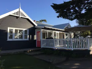 Image of Location & Luxe in 'Barwon Heads Central' - Beach, Pub & Cafes at the door ...