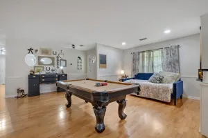 Image of King Bed-Pets -Quiet-Huge fence Yrd