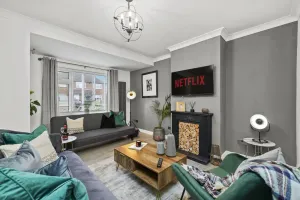 Image of Stylish 2 bed house with parking & WIFI