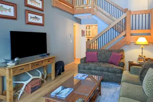 Image of Spacious condo in the heart of Jackson w\/deck, gas grill and outdoor dining area