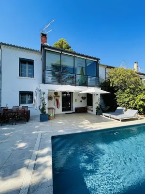 Image of Villa D'architecte Avec Piscine au Coeur D'un Parc