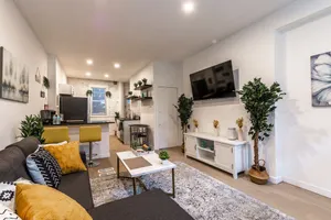 Image of ❤️Cozy Townhome on Carey with Private Deck Space ❤️