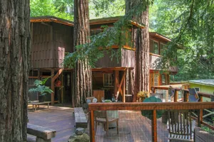 Image of Relaxing Getaway in a Treehouse