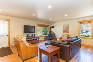 Image of Pet Friendly | Fenced Back Yard | Central Location | Close to Grocery Stores and Shopping