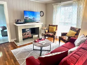 Image of KING BED Family Friendly Cottage - Walk to Zoo & Waterpark - Near Downtown & Midtown