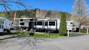 Image of Sleeps 10 across from the GSMNP!