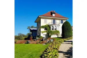 Image of Historic family home with private fenced park (3.5 bedrooms -1 bathroom)